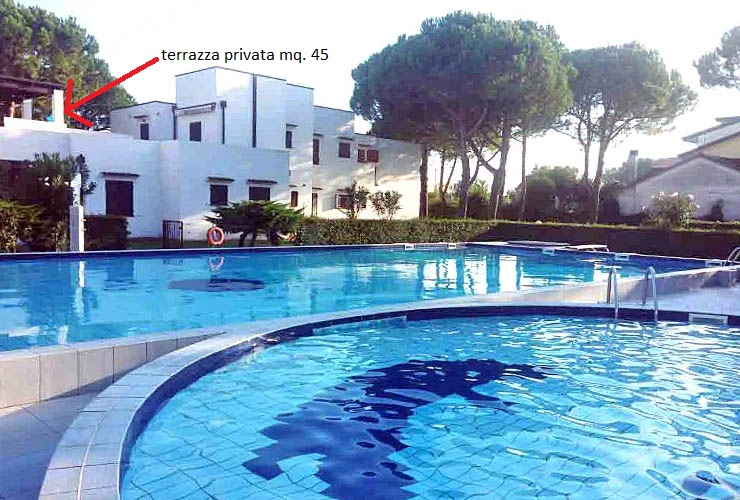 Schwimmbad mit glitzerndem Wasser und angrenzender Wohnanlage in der Residenz 'Alla Vigna'. Eine private Terrasse ist auf dem Gebäude markiert.