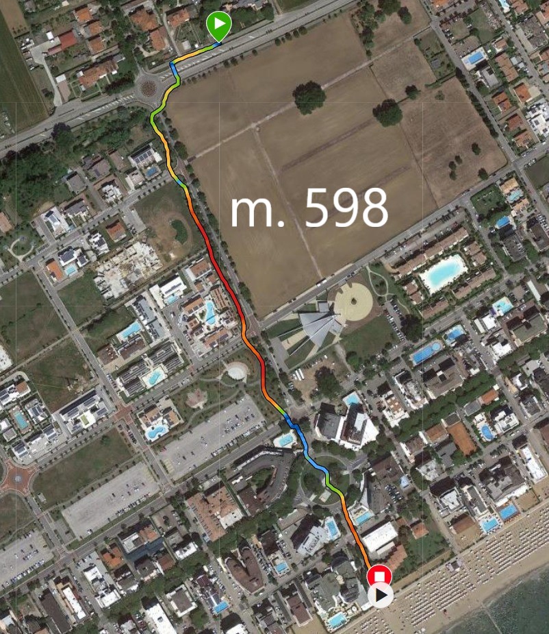 Map showing the route from a villa to the sea, indicating a distance of 598 meters with marked paths.